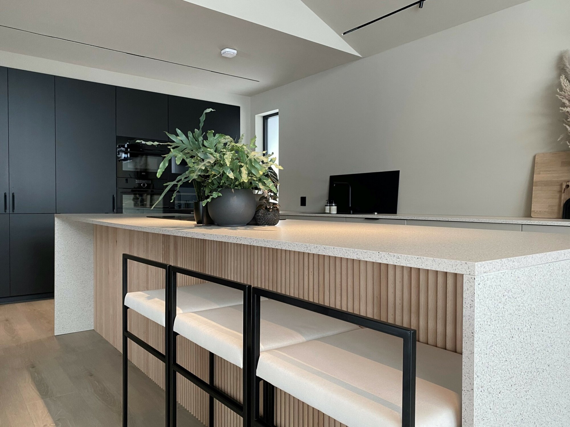 Laminate-surface-only-for-case-story-use