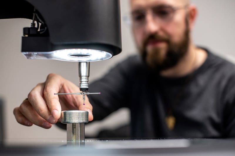 Element metalowy podczas testów na maszynie w laboratorium jakościowym