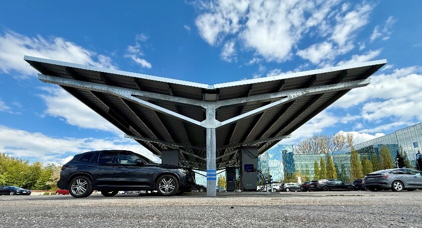 Carport T.Werk z zaparkowanym autem